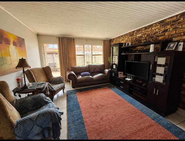 4 BEDROOM TOWNHOUSE FOR SALE IN VANDERBIJLPARK SE 1